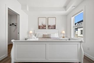 Springbank Hill 2BR Townhouse near WinSport – King Bed, Garage, AC, Workspace - 4