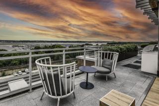 Posh 2BR Retreat Gym Prkng and Scenic Rooftop - 5