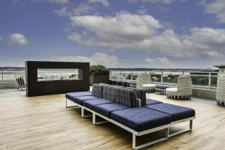 Posh 2BR Retreat Gym Prkng and Scenic Rooftop - 4