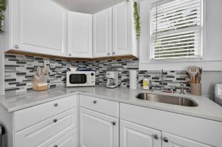 Cozy Stay and Modern Comforts - 2