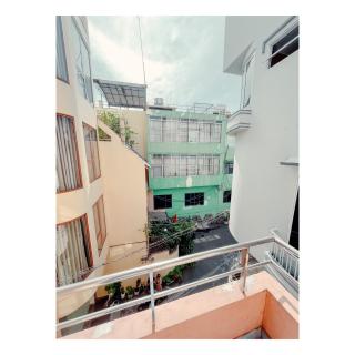 Centrally located D1 - 1