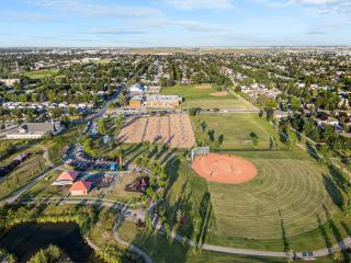 Spacious 3BR Southview Family Home , 14 Min to Airport, 8 Min to Downtown &Zoo - Calgary - 8