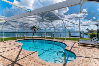 Waterfront Hideaway | Panoramic Bay Views - 8