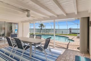 Waterfront Hideaway | Panoramic Bay Views - 5
