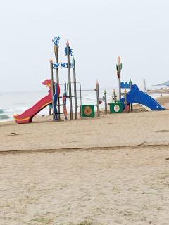 Apartamento reformado con terraza vistas al mar y a las piscinas de Magic World garaje y piscina frente a Balneario Aire acondicionadowifi - 1