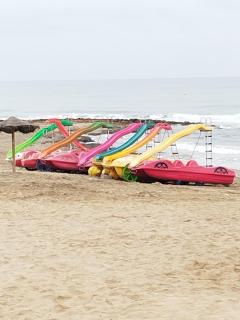 Apartamento reformado con terraza vistas al mar y a las piscinas de Magic World garaje y piscina frente a Balneario Aire acondicionadowifi - 2