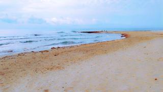 Apartamento reformado con terraza vistas al mar y a las piscinas de Magic World garaje y piscina frente a Balneario Aire acondicionadowifi - 5