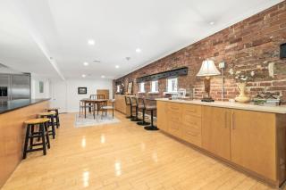 West Dickson Loft-IN Entertainment District - 2