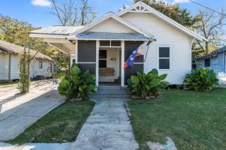 Private 1BR Suite Walk to Downtown Lafayette - 8