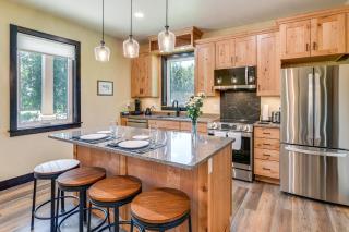 2 Mi to Dtwn Palmer Custom Valley Home with Garage - 9
