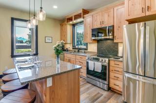 2 Mi to Dtwn Palmer: Custom Valley Home w/ Garage - 3