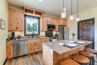 2 Mi to Dtwn Palmer: Custom Valley Home w/ Garage - 2