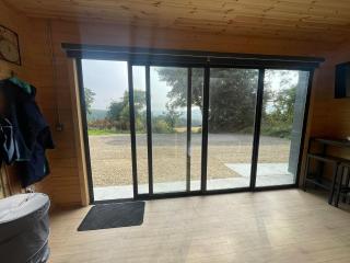Executive Pod and Jacuzzi 2 - - 6