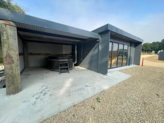 Executive Pod and Jacuzzi 2 - 4