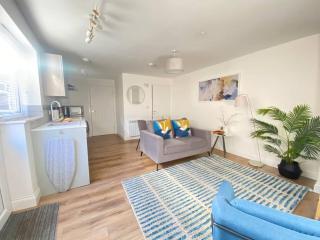 Cozy One Bed Flat at Dawe Luxury Suites - An Entire Apartment near Ely Cathedral & Train Station - The Perfect Base to Explore Ely, Cambridge, Norfolk & London - 2 Guests Max & Pet Friendly - 9