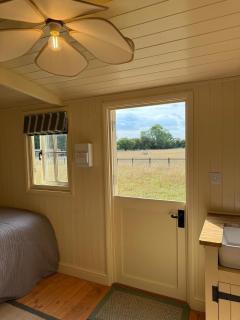 Cosy Shepherd Hut - 8