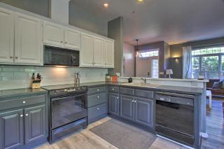 Pet-Friendly Home with Yard, 2 Mi to Autzen Stadium - 3