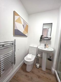 Stunning One Bed Flat at Dawe Luxury Suites - An Entire Apartment near Ely Cathedral & Train Station - The Perfect Base to Explore Ely, Cambridge, Norfolk & London - 2 Guests Max - 2