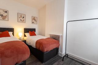 3 Bed House Bedford Free Parking - 0