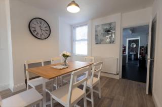 3 Bed House Bedford Free Parking - 9