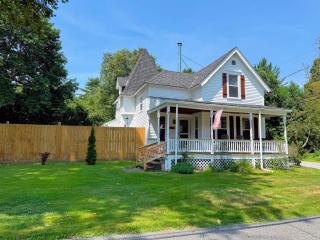 91M Renovated Bethlehem home with hot tub, firepit, large yard, walk to restaurants - 0