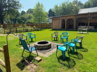 91M Renovated Bethlehem home with hot tub, firepit, large yard, walk to restaurants - 8