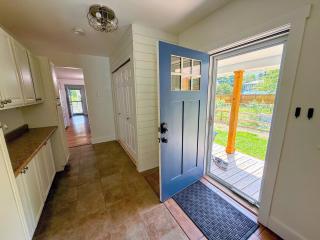 91M Renovated Bethlehem home with hot tub, firepit, large yard, walk to restaurants - 5