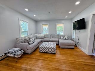 91M Renovated Bethlehem home with hot tub, firepit, large yard, walk to restaurants - Bethlehem - 4