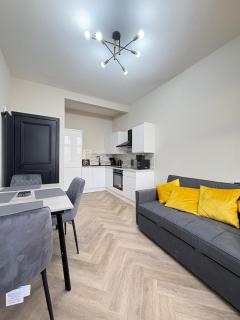 3BR West End Flat w Free Parking - 0