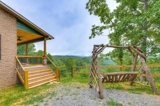 Long-Range Views Blue Ridge Mtn Cabin with 3 Decks - 8