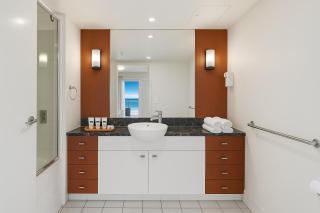 Ocean Views 33rd Floor Beachfront Family Friendly Surfers Paradise Apartment - 4