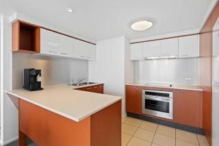 Ocean Views 33rd Floor Beachfront Family Friendly Surfers Paradise Apartment - 7