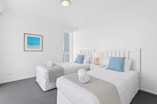 Ocean Views 33rd Floor Beachfront Surfers Paradise Apartment - 8