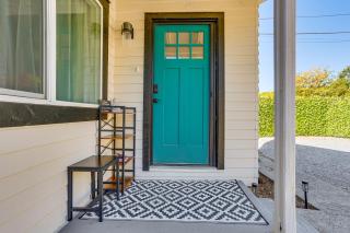 Walkable and Bright Bungalow in Dtwn Redding! - 7