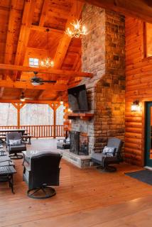 Sleeps 16! Luxury Cabin with Game Room & Hot Tub - New Straitsville - 9