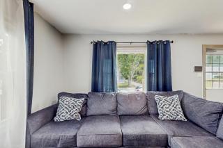 3BR House with Hot Tub, Fire Pit and Near Beach - 5