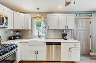 3BR House with Hot Tub, Fire Pit and Near Beach - 2