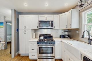 3BR House with Hot Tub, Fire Pit and Near Beach - 1