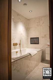 SAINT PAUL - Unrivalled 3BR Penthouse Apartment with Hot Tub Leeds - 9