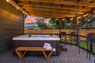 Gruene Haus - Hot Tub Fire Pit & Sleeps 11 - 7