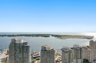 Luxury Lakeview Downtown Condo, CN Tower, Rogers Center, Scotia Arena, Lake View with Free Parking - 6