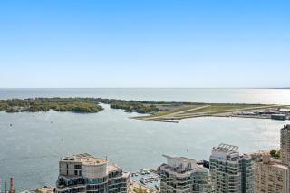 Luxury Lakeview Downtown Condo, CN Tower, Rogers Center, Scotia Arena, Lake View with Free Parking - 5