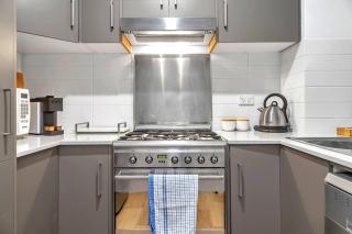 Sands & Hearth - Minutes to Beach & Moseley Square - 4