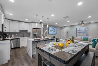 Breathtaking & Renovated Tampa Heated Pool House - 1