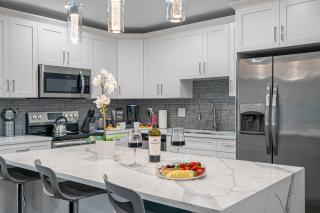 Breathtaking & Renovated Tampa Heated Pool House - 6