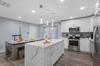 Breathtaking & Renovated Tampa Heated Pool House - 9