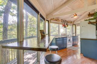 Unique Treehouse Hideaway Near Lake of the Ozarks - 7