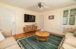 Cozy 3BDR Downtown Salem with parking - 6