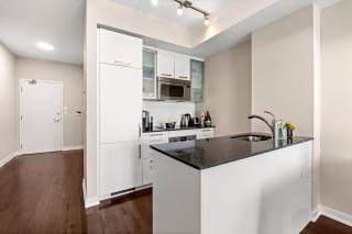 Luxury Lakeview Downtown Condo, CN Tower, Rogers Center, Scotia Arena, Lake View with Free Parking - 9