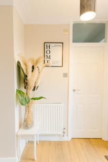 2-Bedroom Flat - 15 mins to Central London & Gatwick - Sleeps 5 - Parking - Ideal for Contractors - 5